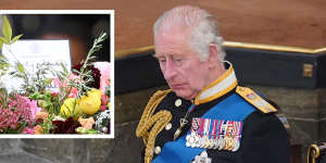 A handwritten card by King Charles on Queen Elizabeth’s coffin says:“In loving and devoted memory. Charles R.”
