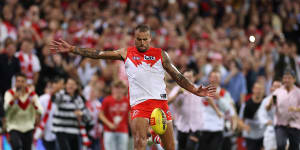 Lance Franklin nails his 1000th goal.