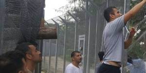 Manus Island:locals are'looting the camp',detainees claim