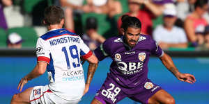 Glory beat 10-man Newcastle Jets 2-0 in Perth