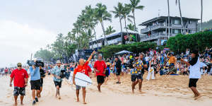 Kelly Slater walks on the beach before the final.
