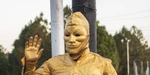 One of the “golden man” mimes that perform on the streets of Islamabad.