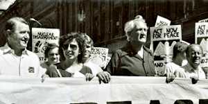 Neville Wran and Tom Uren (third from left) at a nuclear disarmament rally in Sydney in March 1986.