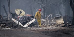 Death toll climbs with 1000 still missing in California fires