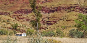 The last remaining properties at Wittenoom will be removed to reduce the appeal for tourists.