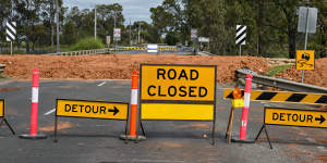 The Patchell bridge ( Loddon River ) on the Murray Valley Highway in Kerang is closed due to the floods. 
