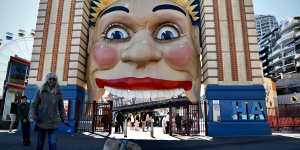 Luna Park features 17 rides,carnival games,the state heritage-listed Coney Island funfair,the Big Top and Crystal Palace.