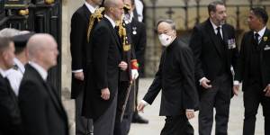 Chinese Vice President Wang Qishan arrives at Westminster Abbey in COVID-safe fashion.