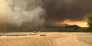 Dangerous fire conditions to continue into the weekend as bushfire rages