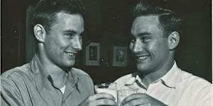 In 1955,Ronald Herrick (left) and twin Richard celebrated 10 months since Ronald donated a kidney to Richard in a Boston hospital,the world’s first organ transplant.