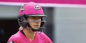 Ellyse Perry has been re-signed by the Sydney Sixers.