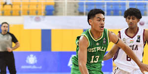 Roman Siulepa (left) in 2022 representing Australia at the FIBA Under-16 Asian Championship.
