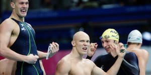 Michael Klim performs his air guitar celebration alongside Ian Thorpe and his Australian teammates after beating the US to take gold.