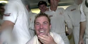 Shane Warne celebrates after passing Dennis Lillee’s Australian Test bowling record in Auckland,2000.