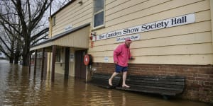 Flooding threat extends to parts of Sydney previously spared