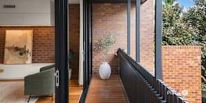 2/12 Longfellow Street,Norman Park.