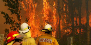 Bushfire threatens homes in Hunter region for second day