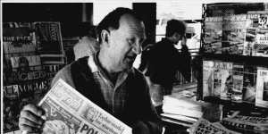 Newsagent Billy Bryan sells papers,including the Daily Mirror,at Circular Quay on October 3,1990. 