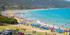 Many beachside towns,like Lorne on the Surf Coast,see their populations swell over summer.