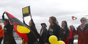 Campaign to have Aboriginal flag fly on Sydney Harbour Bridge heats up