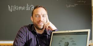 Jimmy Wales in 2006 with an early iteration of Wikipedia.