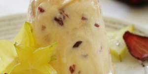 Ice-cream puddings with star fruit and strawberry flakes.