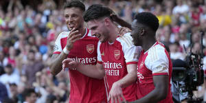 Arsenal stun Manchester United with two goals deep into injury time
