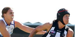 Collingwood’s Brittany Bonnici tries to avoid a tackle.