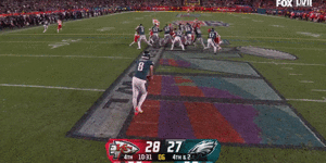 Philadelphia Eagles punter Arryn Siposs punts in the 2022 Super Bowl,a play that led to a critical moment of the match against the Kansas City Chiefs.