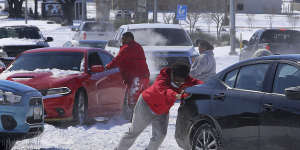 People free their cars from the snow in Waco,Texas. 