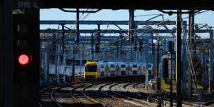 Sydney’s rail network has a major maintenance backlog,which poses a threat to the reliability of train services. 