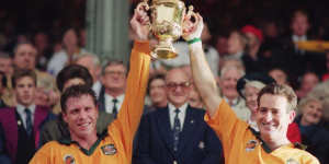 Nick Farr-Jones and David Campese with the World Cup in 1991.