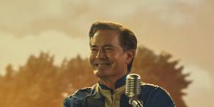 Kyle MacLachlan as Hank,Overseer of Vault 33,in Fallout.