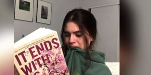 Eloise Hampson reading Colleen Hoover’s novel It Ends With Us.