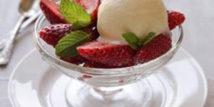 Mascarpone ice-cream with strawberries