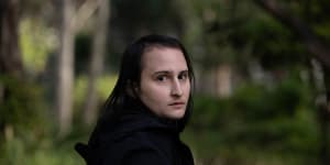 Jay Langadinos,who transitioned from a woman to a man,no longer identifies as male and is suing her psychiatrist for professional negligence.