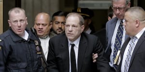 Weinstein leaves the Supreme Court in New York,using a walking frame.