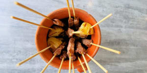 Arrosticini are served in terracotta jugs.