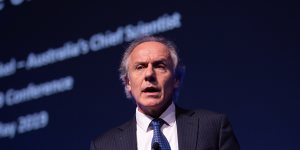 Scientists have taken the rare step of speaking out about Chief Scientist Dr Alan Finkel's support for the use of gas as a transition fuel to a cleaner energy system.