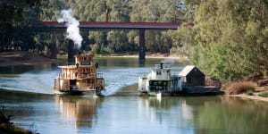 A Murry Paddle steamer comes in to Echuca Wharf.