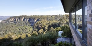 Mountain retreat has front-row seats to iconic Aussie vista