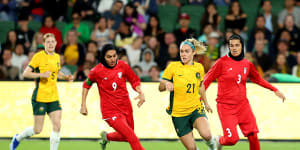Ellie Carpenter controls the ball against Iran.