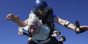 Days after record-breaking skydive,104-year-old woman dies