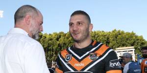 Michael Maguire approaches Robbie Farah after his final NRL game in 2019.