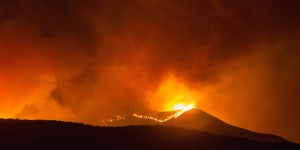 California's Apple bushfire creating its own winds