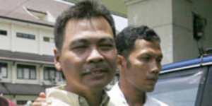 Captain Marwoto Komar (left),the pilot of a Garuda Indonesia aircraft that crashed at Yogyakarta airport in 2007.