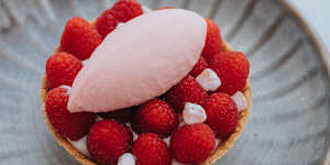 Raspberry tart with honey yoghurt. 