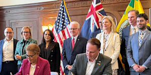 Los Angeles Mayor Karen Bass and Brisbane Lord Mayor Adrian Schrinner signing the sister city agreemeent in California.
