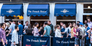 The French House Pub in Soho,London,was a well-known haunt of artists and writers.