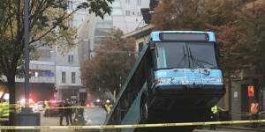 Sinkhole opens,swallows part of Pittsburgh bus during peak hour